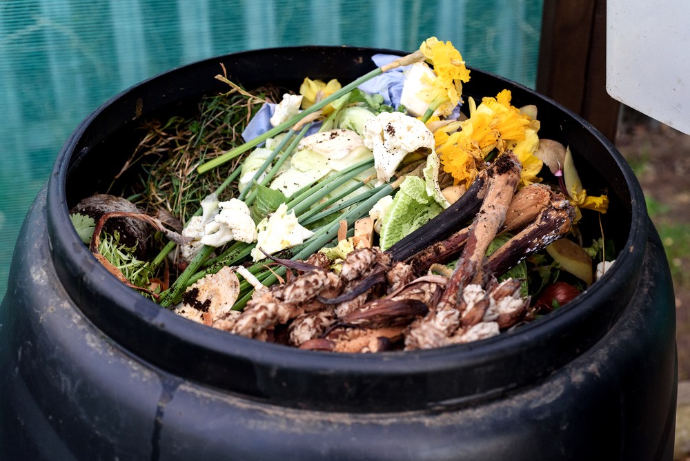 bemesten van de tuin met compost