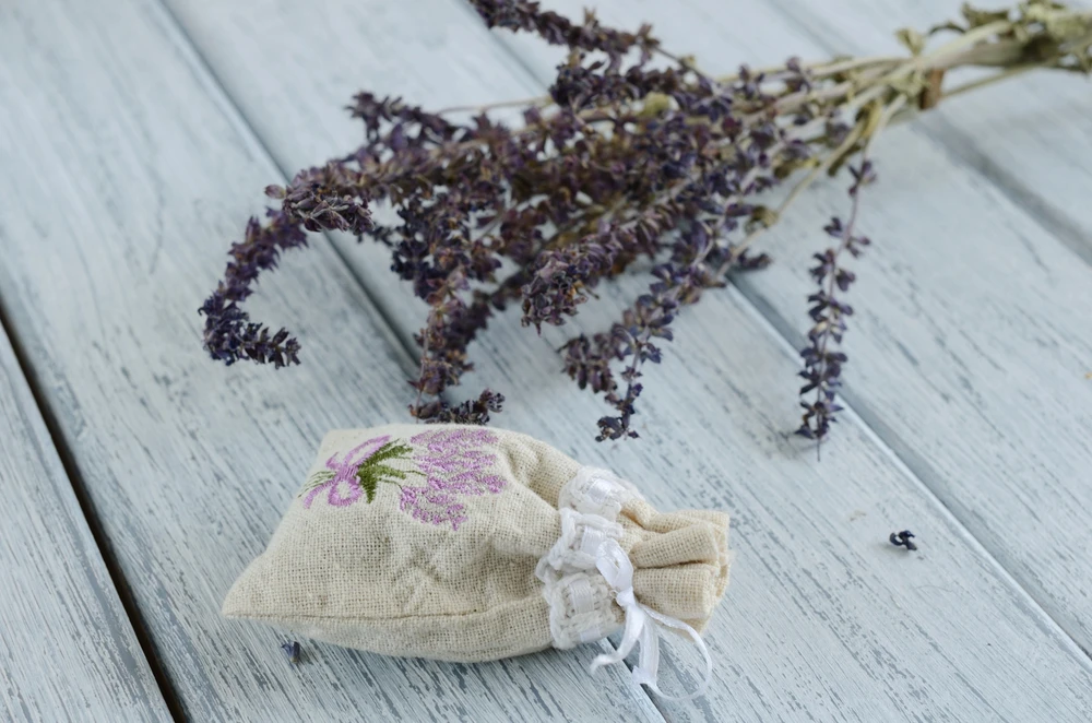 gesnoeide lavendel in linnen zakje