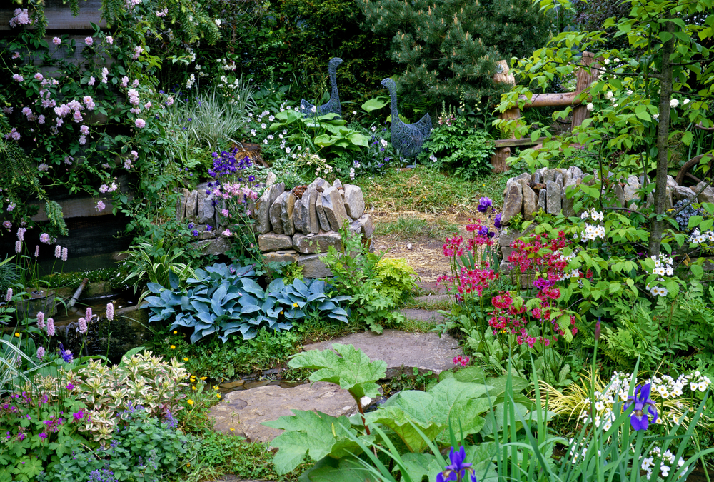 Engelse cottage tuin met verschillende planten drystone muur