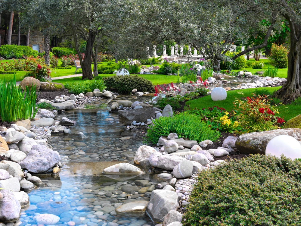 Kleurrijke Japanse tuin met water en stenen