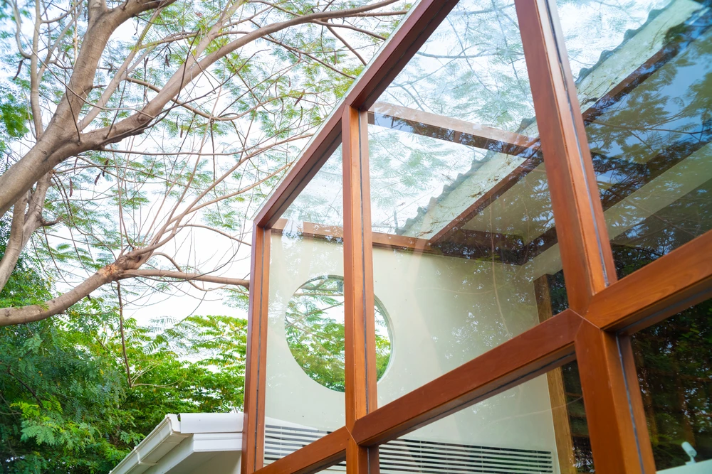 Moderne stijl tuinhuis met glazen overkapping