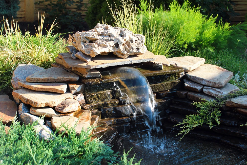 Kleine rots met waterval in een tuin
