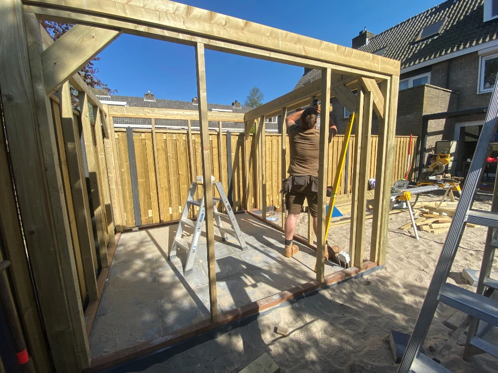 Houten constructie van luxe tuinhuis