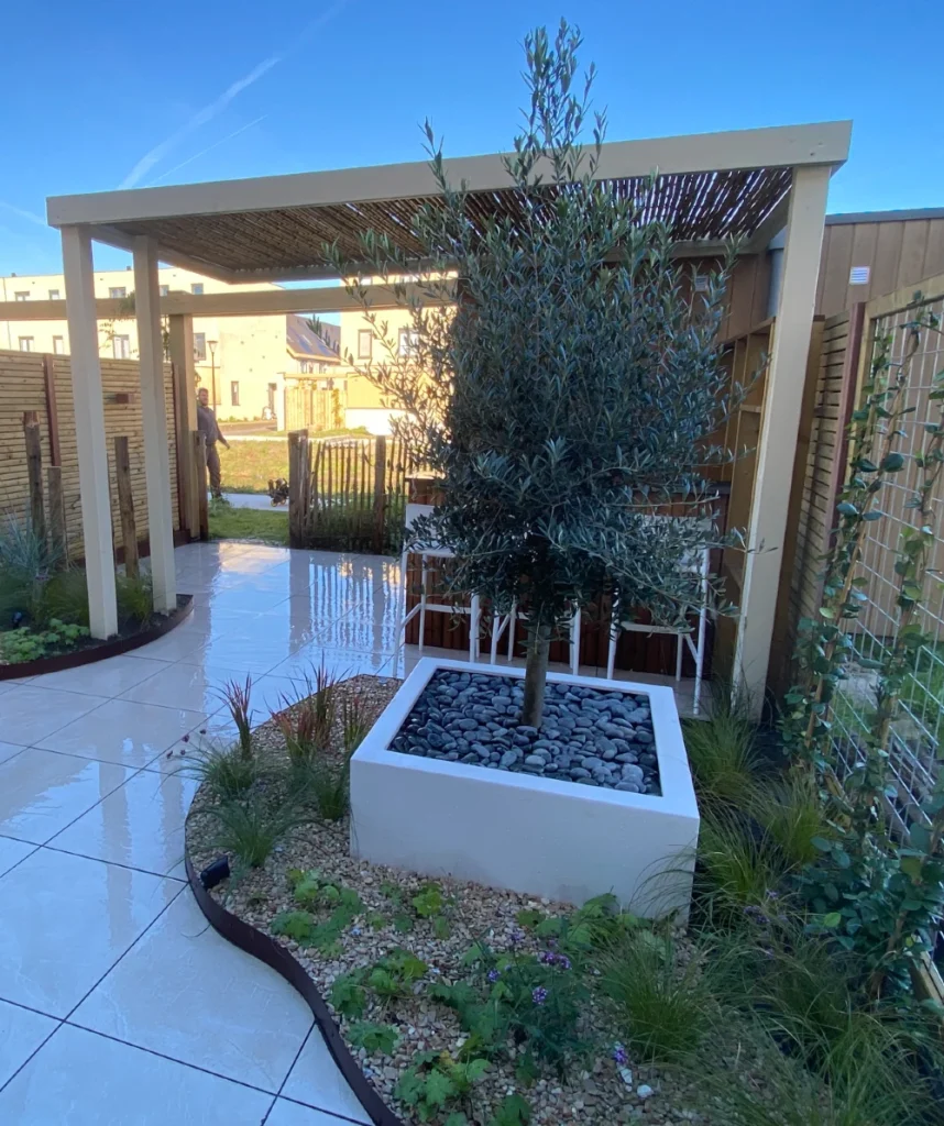 overkapping van hout in nieuwbouwtuin